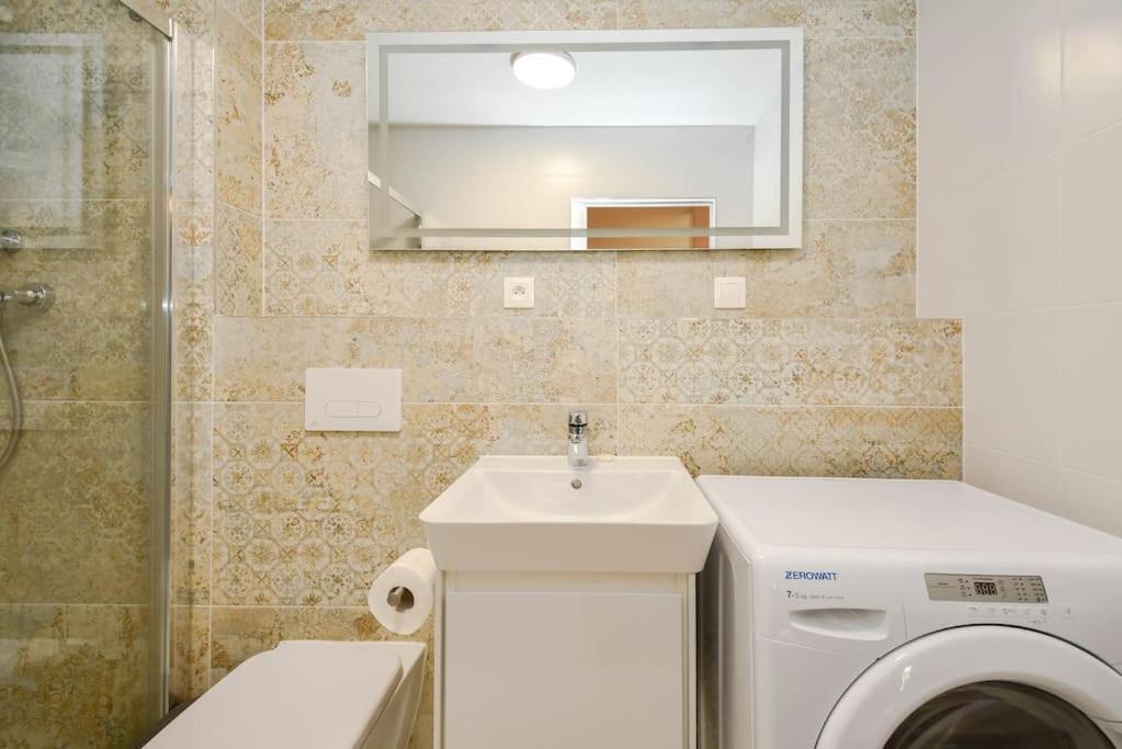 New Modern Apartment In City Center Μπρατισλάβα Εξωτερικό φωτογραφία